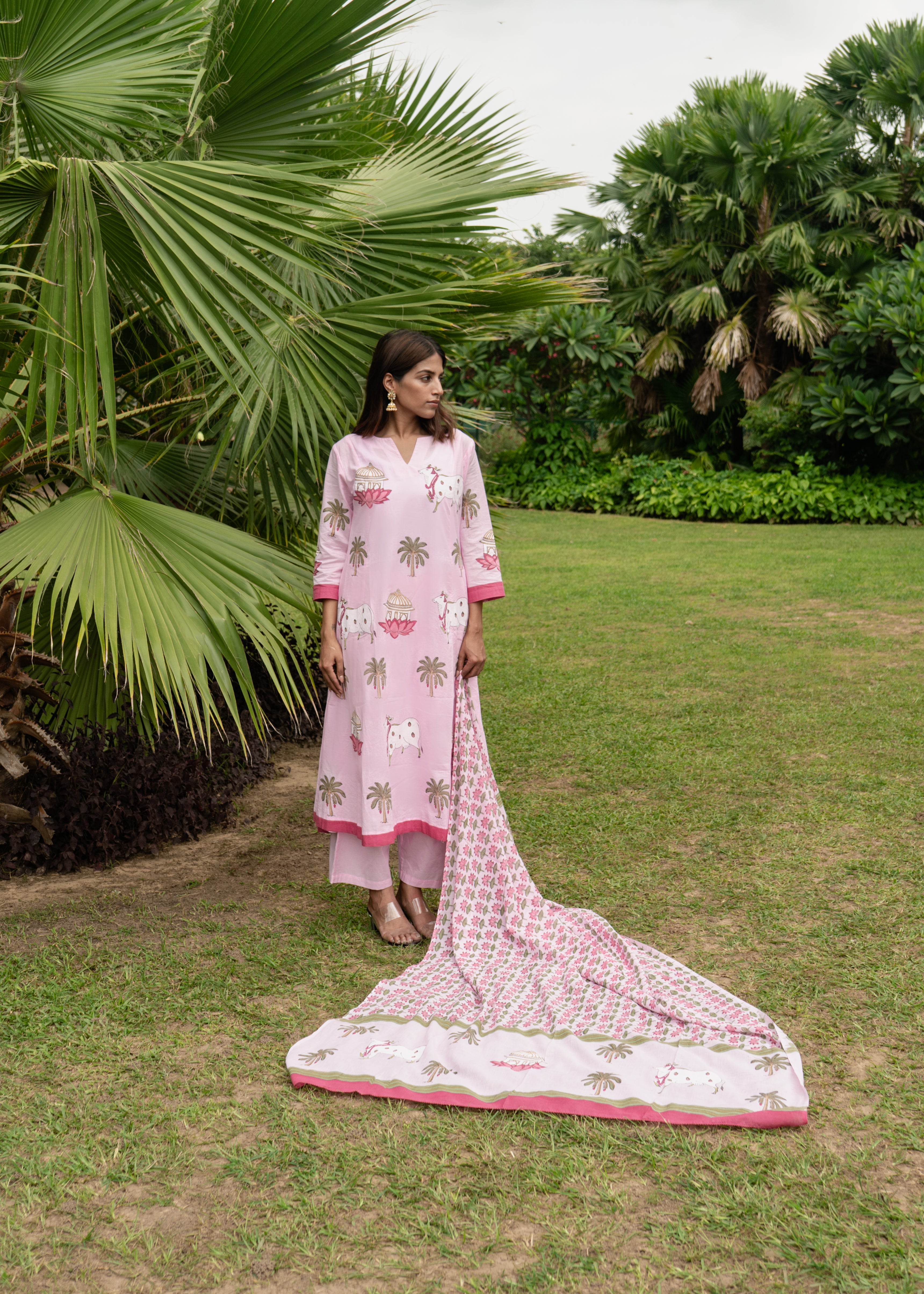 Indian Pichwai -  Dupatta Kamal Talai Hand Block Printed - Pastel Pink